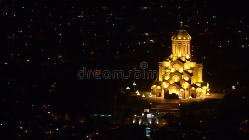Καθεδρικός ναός της ιερής τριάδας Sameba στο Tbilisi τη νύχτα Τοπ όψη